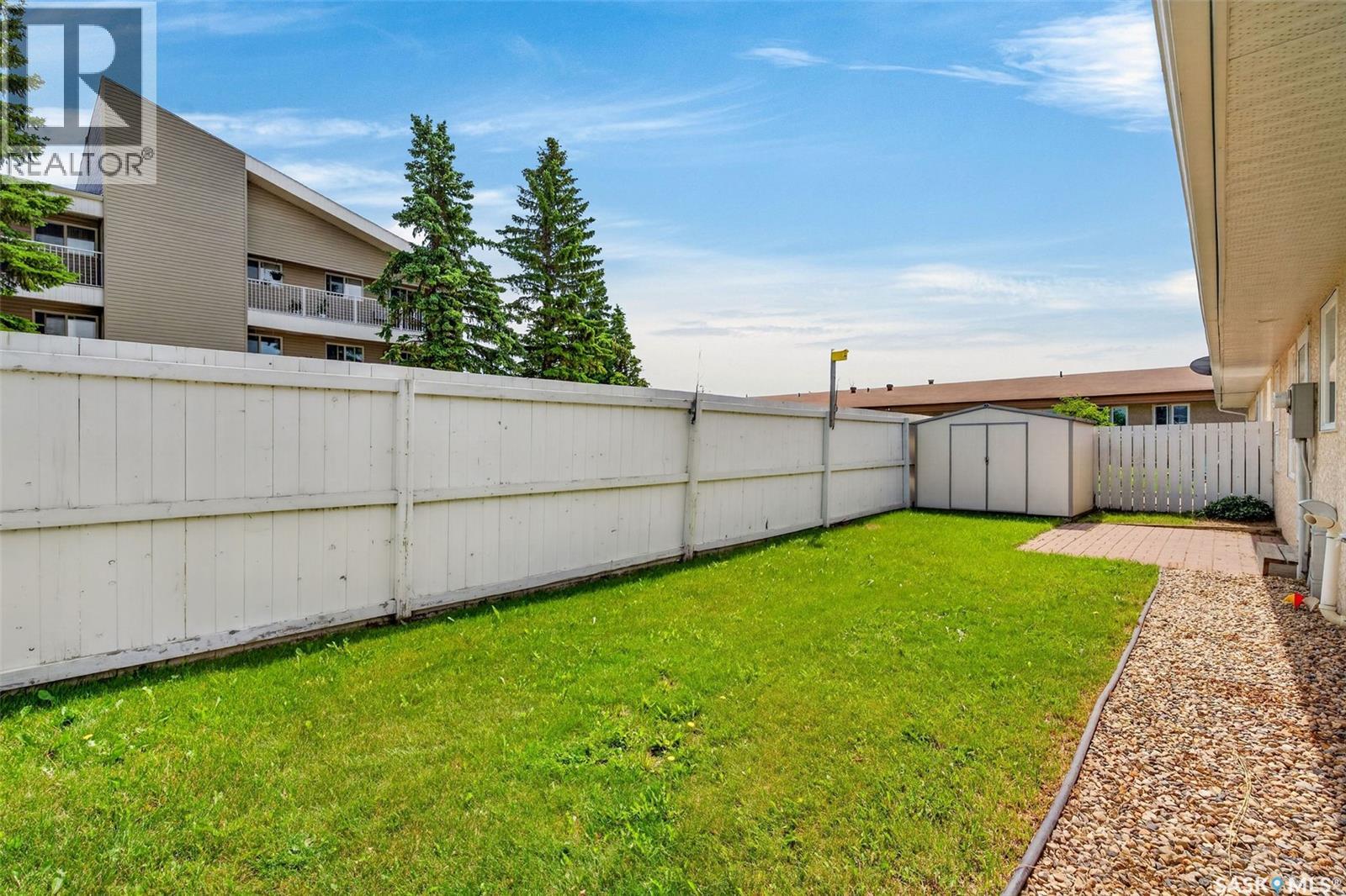 3 119 McKendry AVENUE W - 27