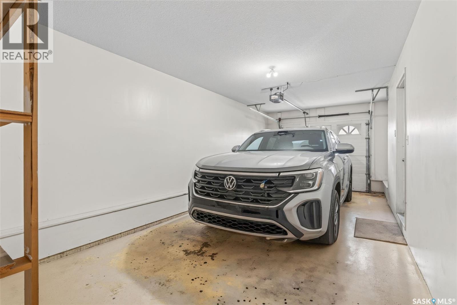 3 119 McKendry AVENUE W - 28