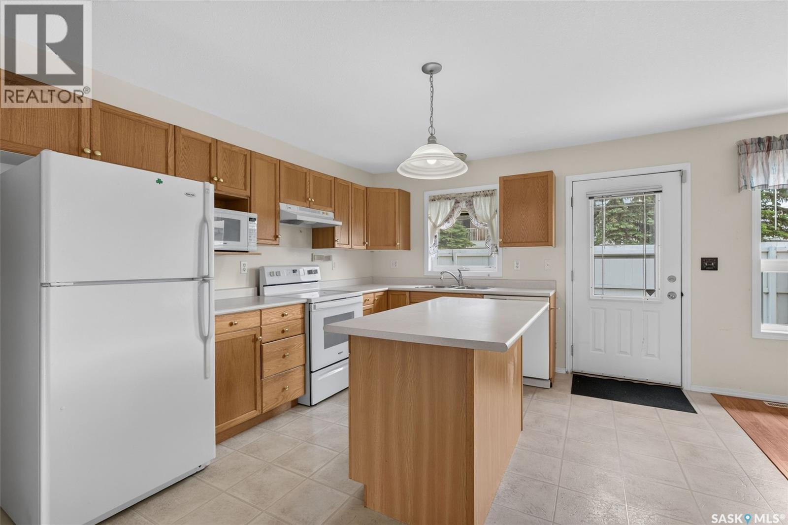 3 119 McKendry AVENUE W - 5