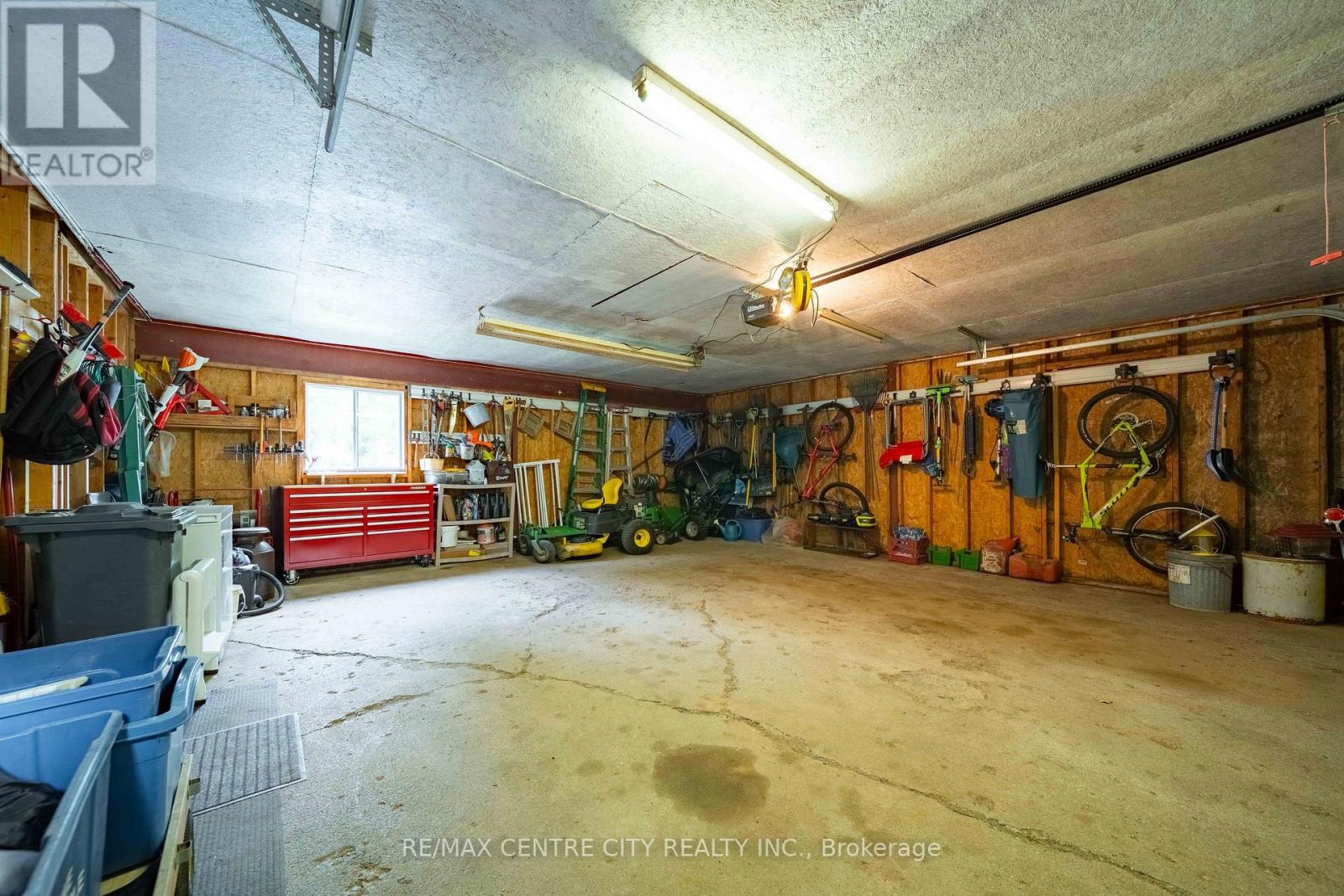 137 CENTENNIAL AVENUE - 32
