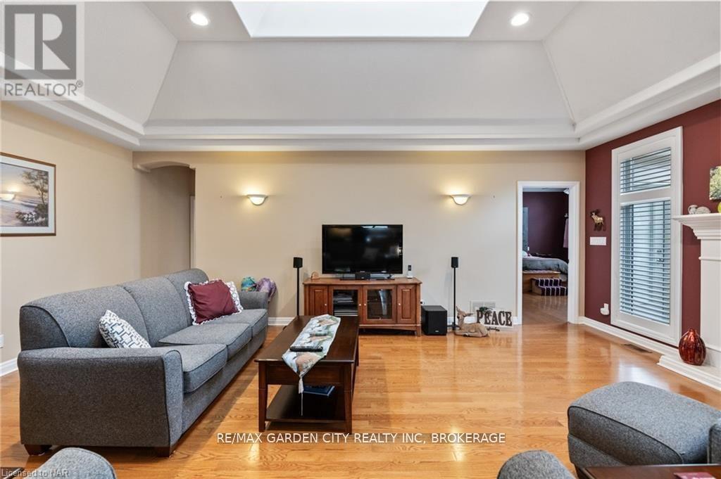 100 THOROLD ROAD E - 14