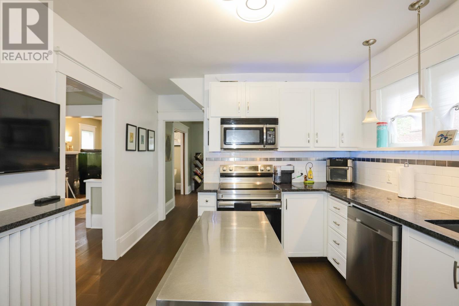 951 Wellington ST - 17