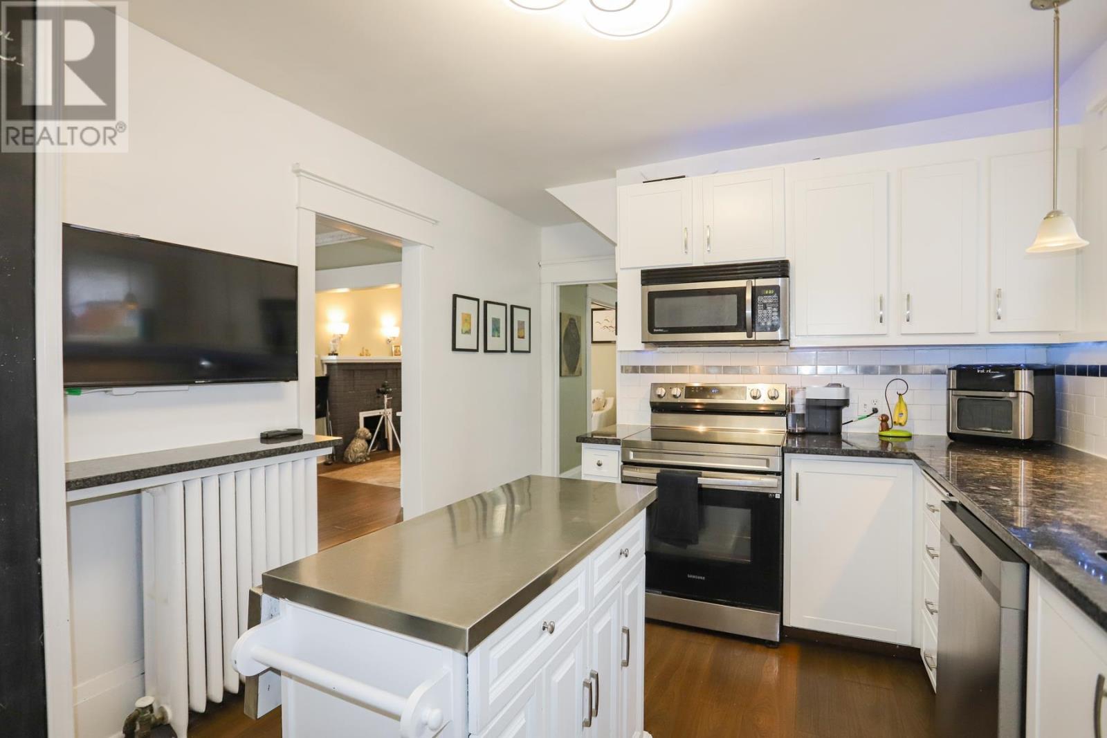 951 Wellington ST - 18