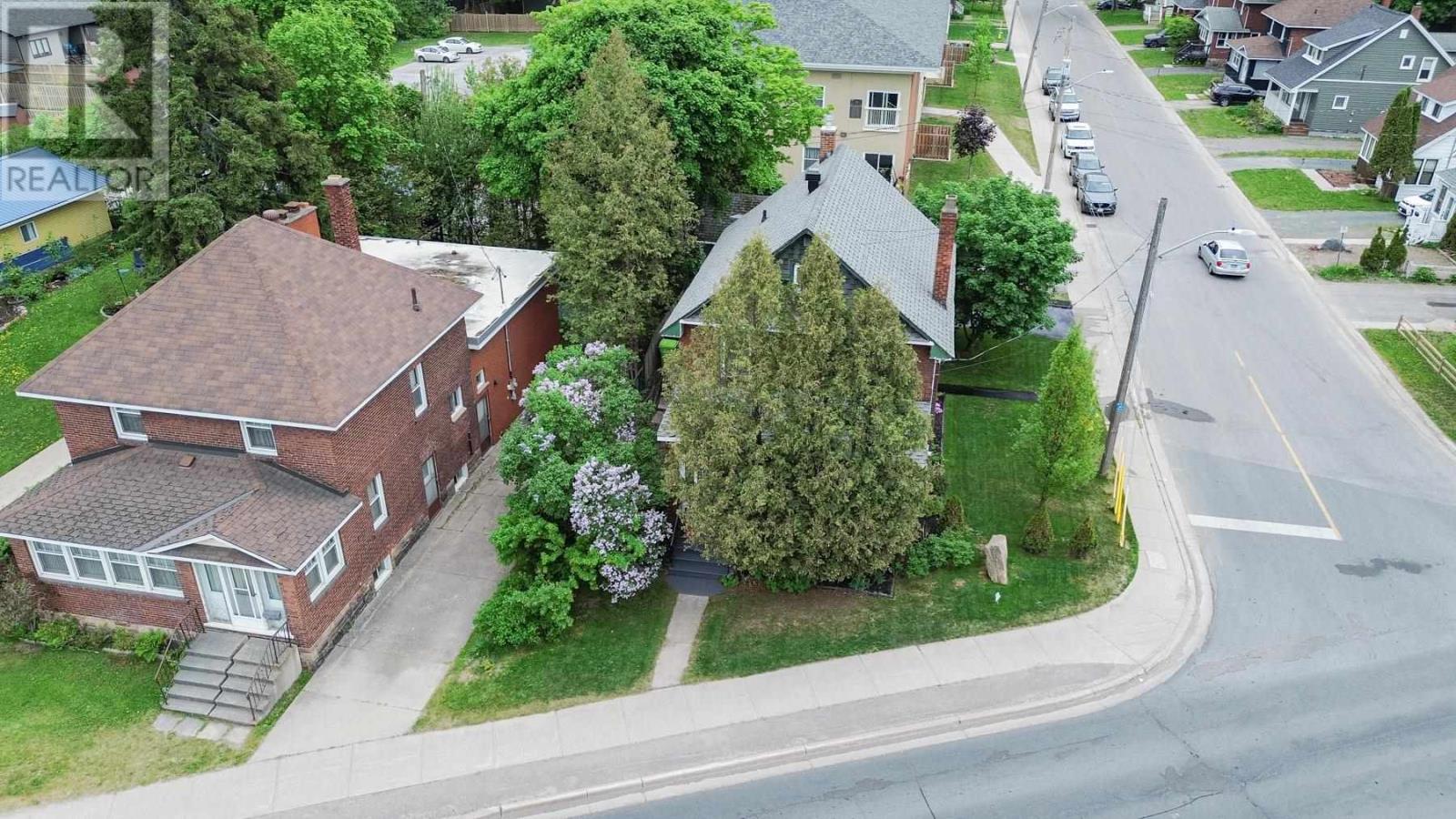 951 Wellington ST - 2