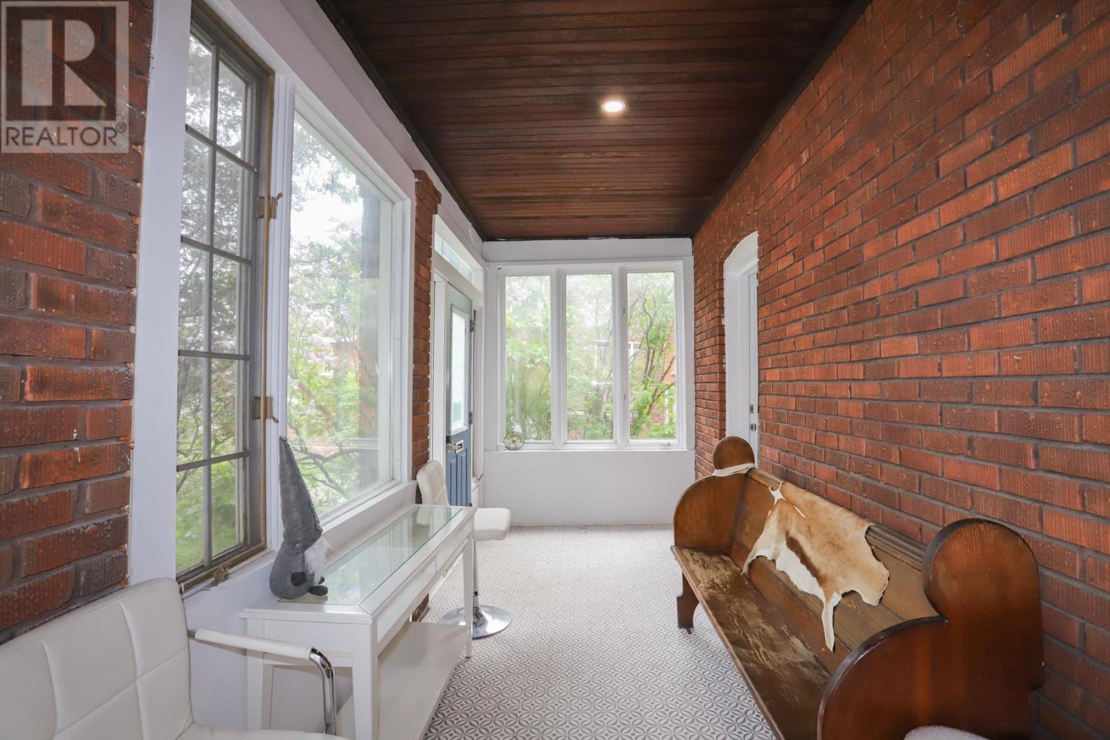 951 Wellington ST - 25