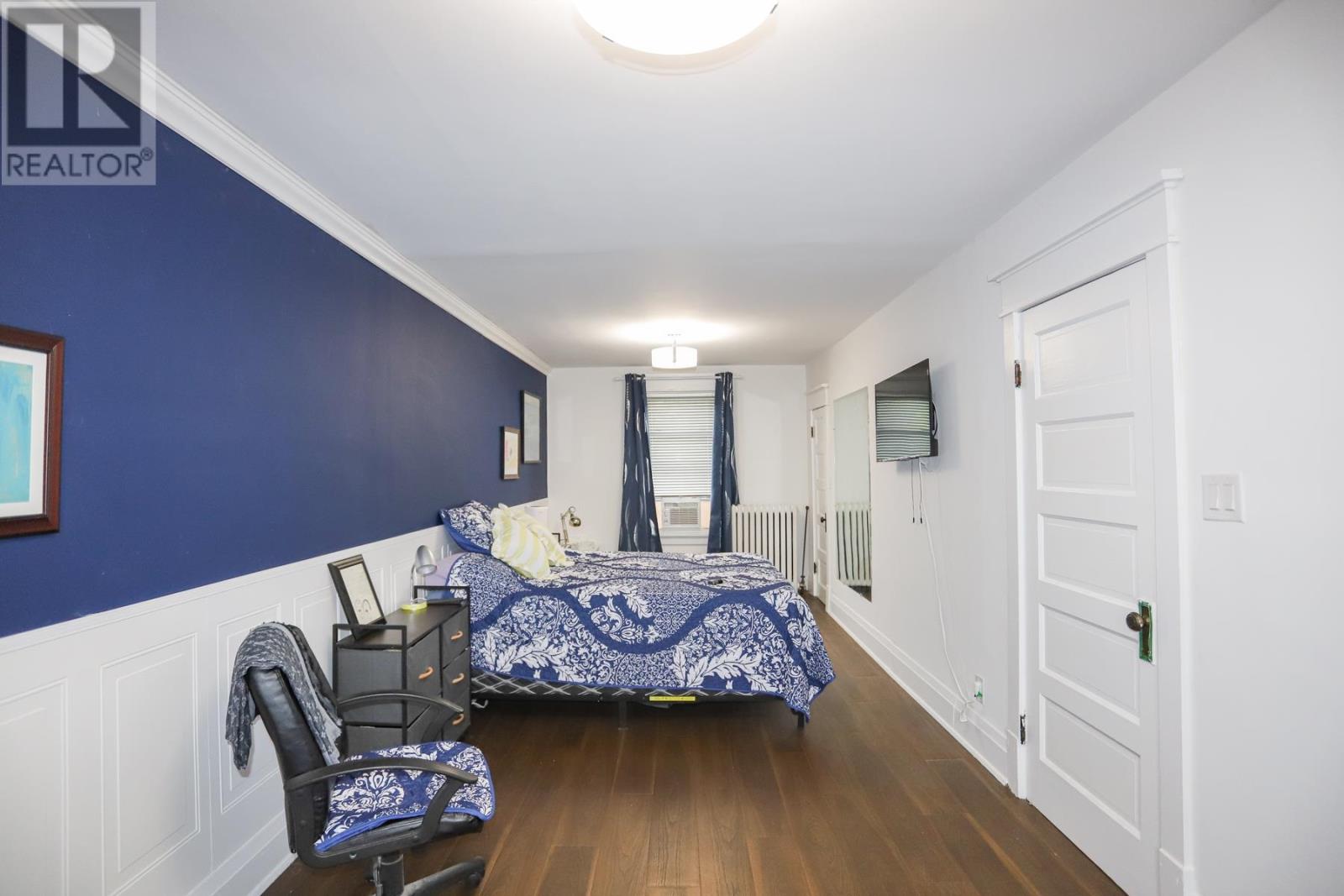 951 Wellington ST - 32