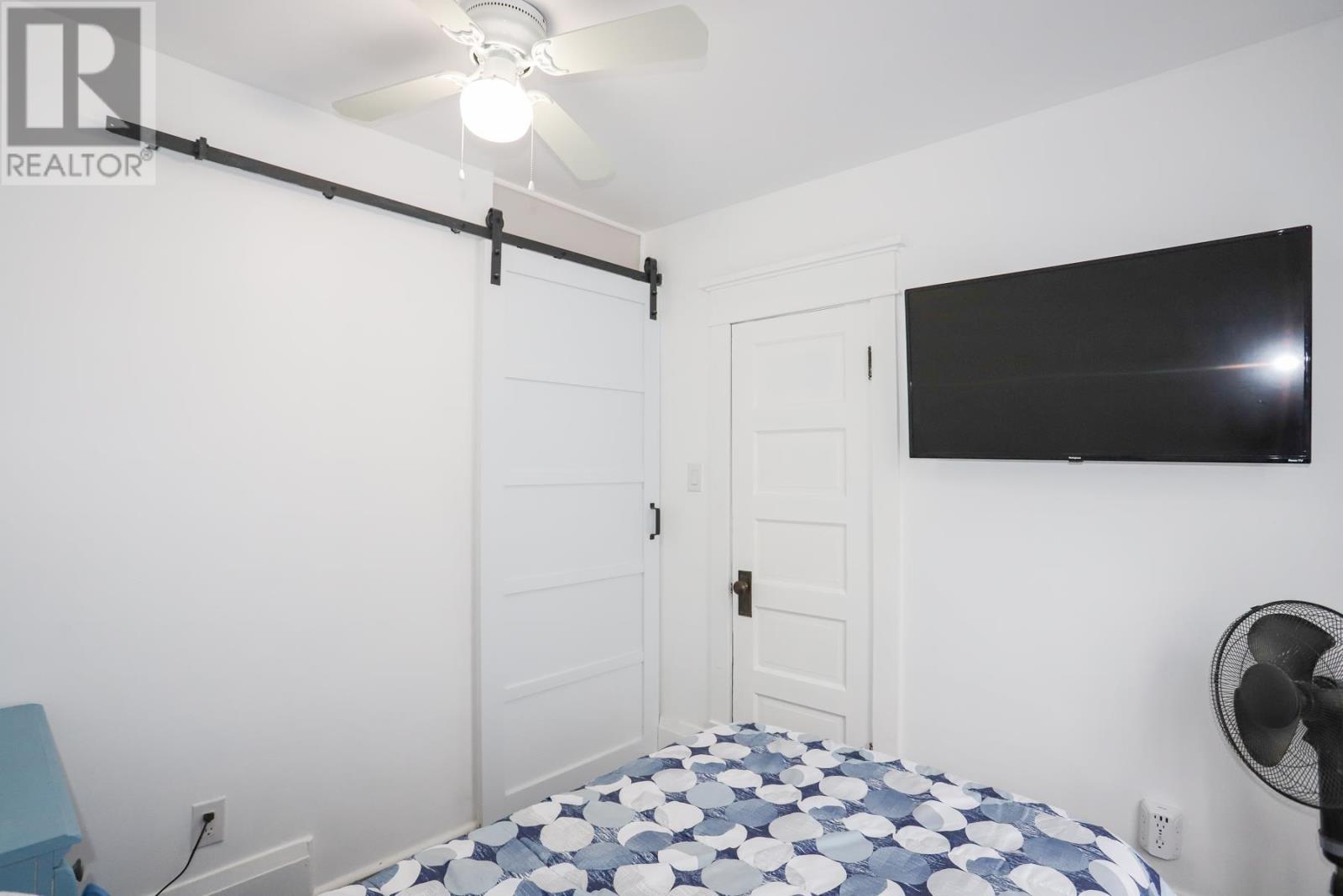 951 Wellington ST - 29