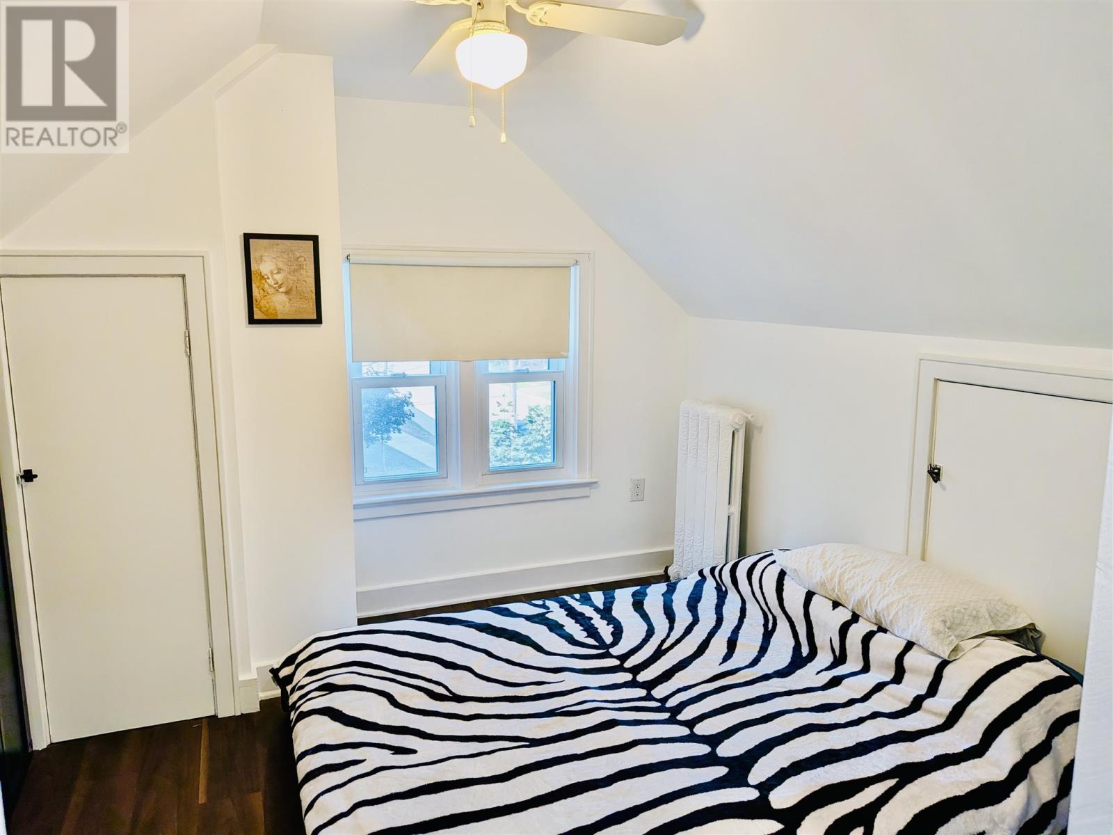 951 Wellington ST - 37