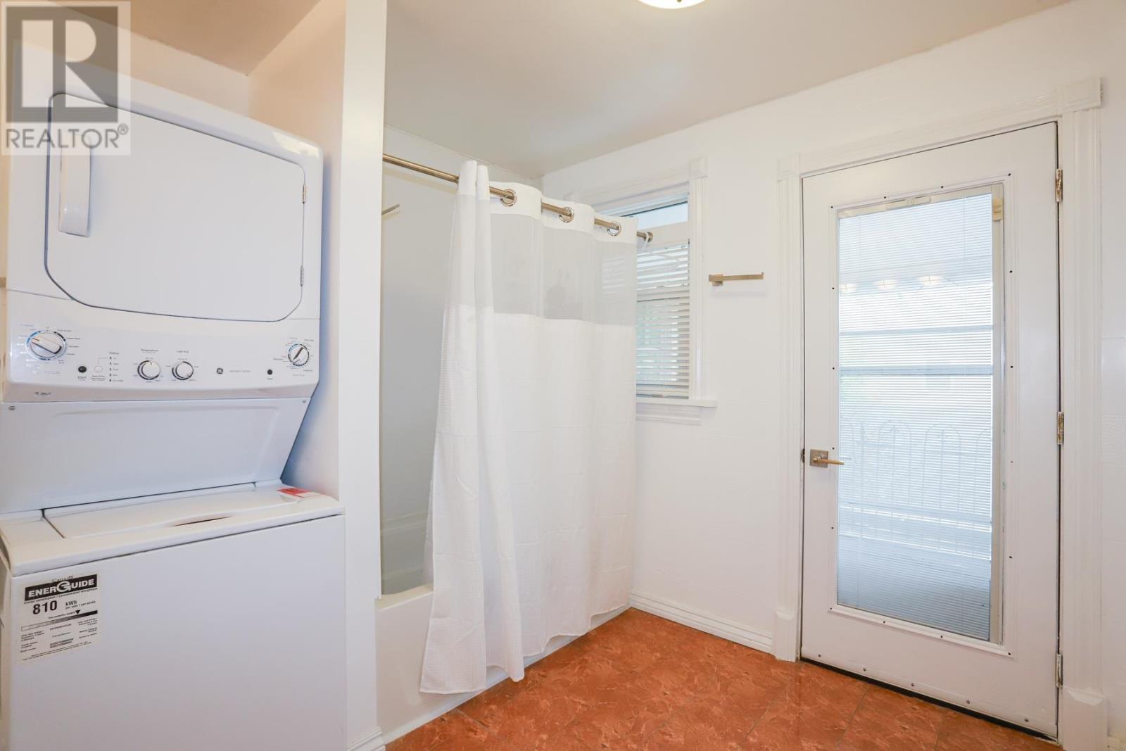 951 Wellington ST - 38