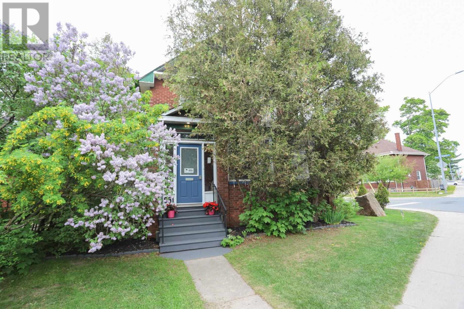 951 Wellington ST - 5