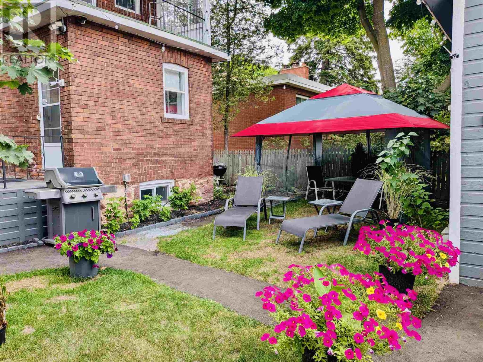 951 Wellington ST - 45