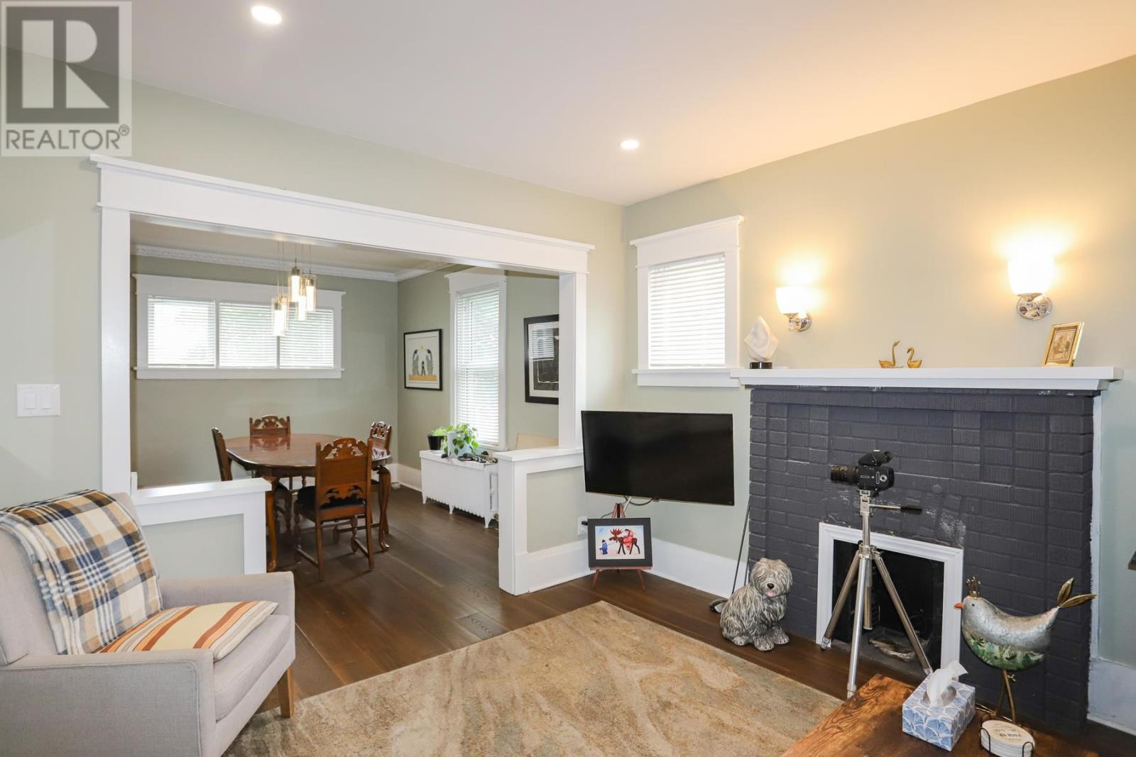 951 Wellington ST - 8