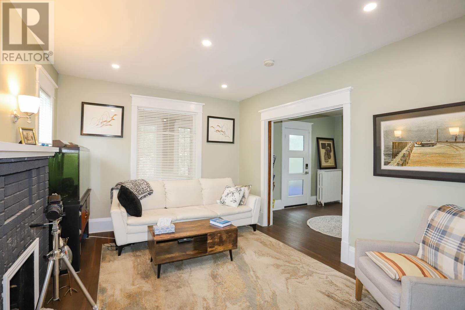 951 Wellington ST - 7