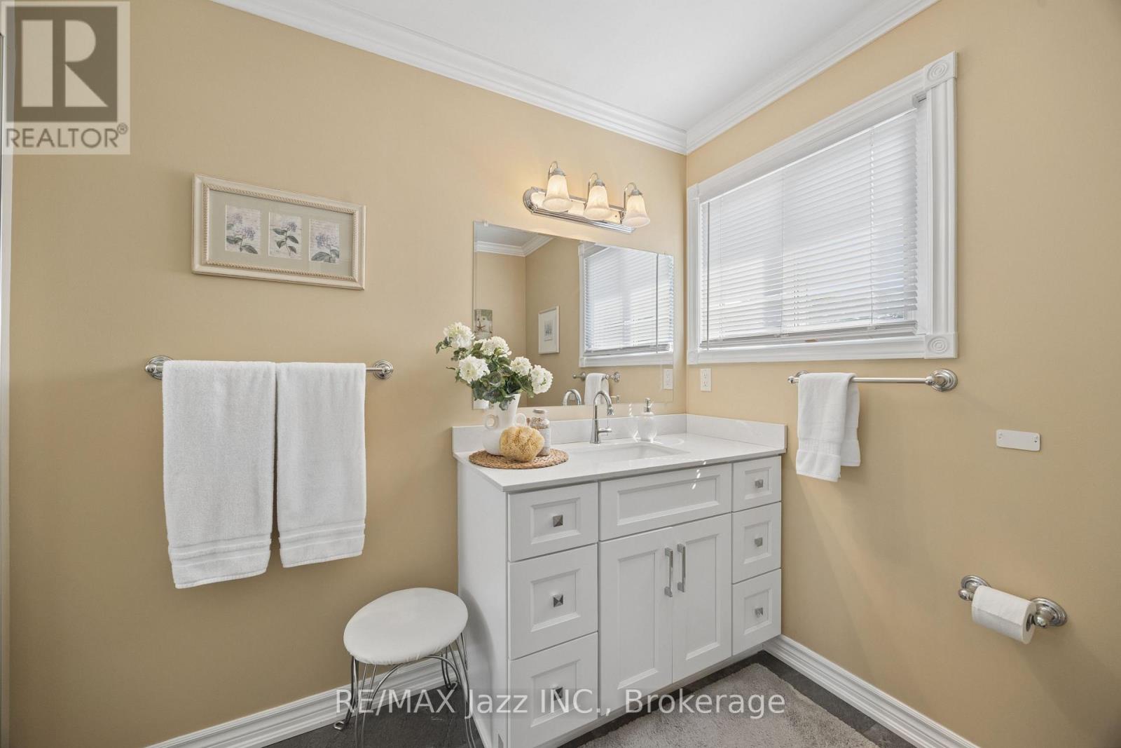 48 BUTTERFIELD CRESCENT - 21