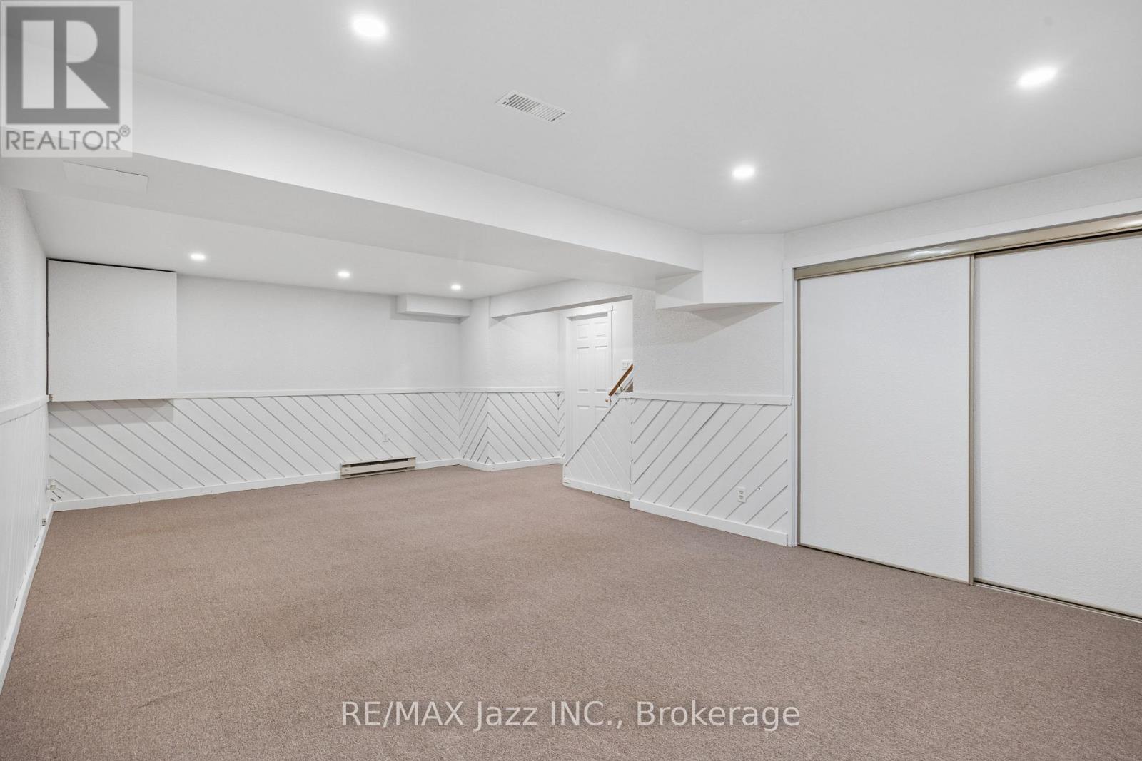 48 BUTTERFIELD CRESCENT - 27