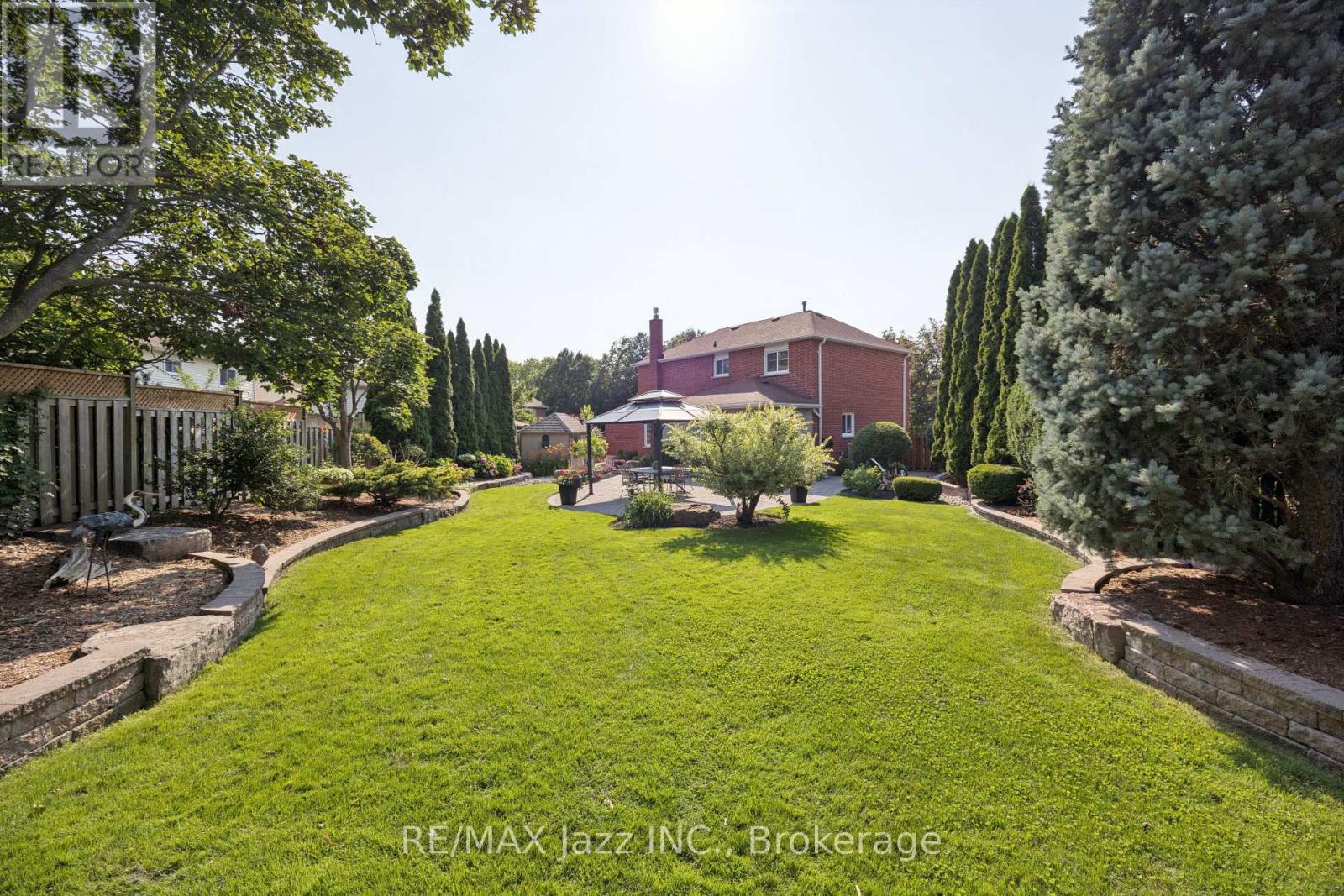 48 BUTTERFIELD CRESCENT - 32