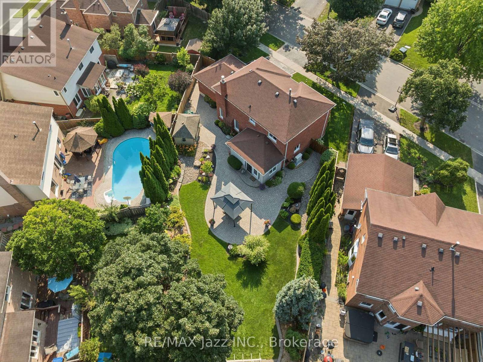 48 BUTTERFIELD CRESCENT - 34