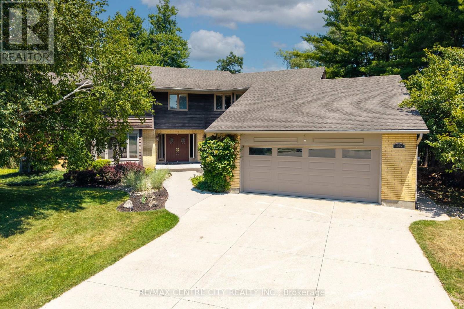 255 MILL POND CRESCENT - 1