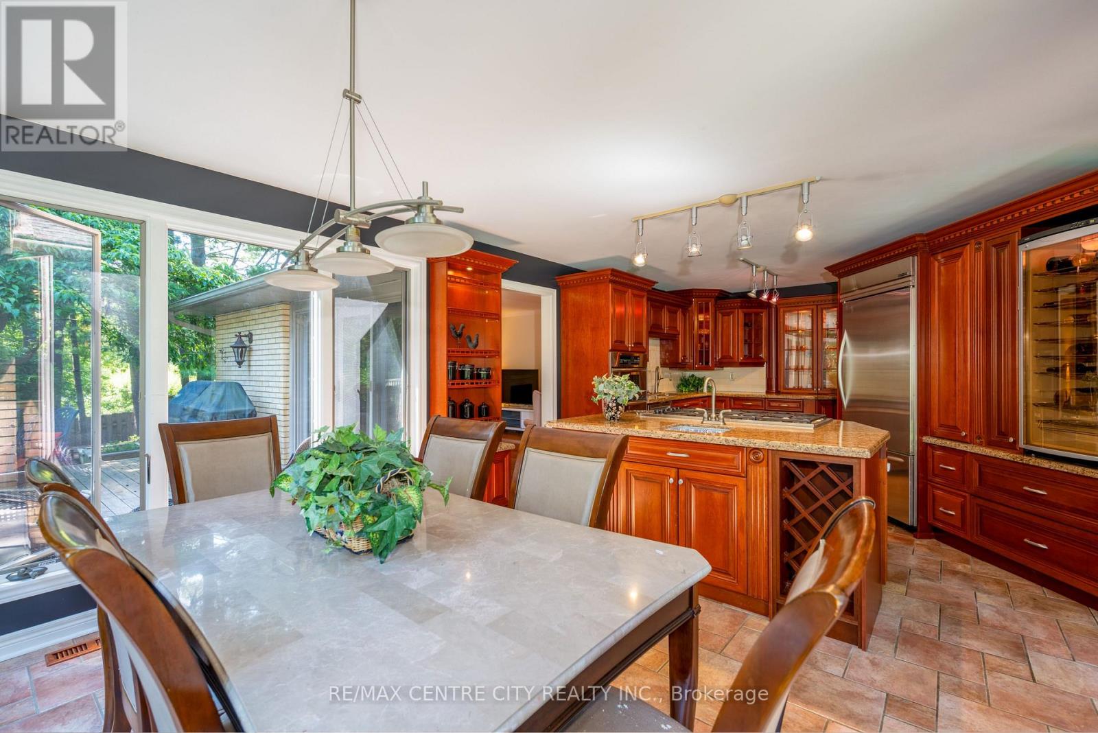 255 MILL POND CRESCENT - 14
