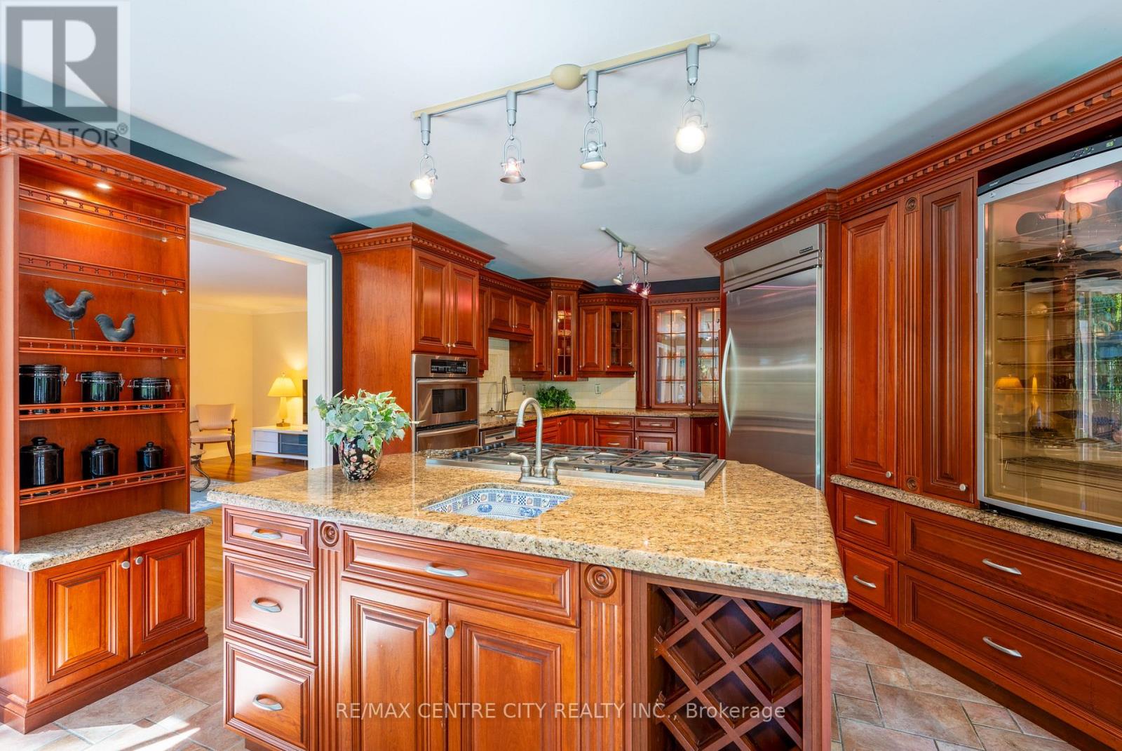 255 MILL POND CRESCENT - 16