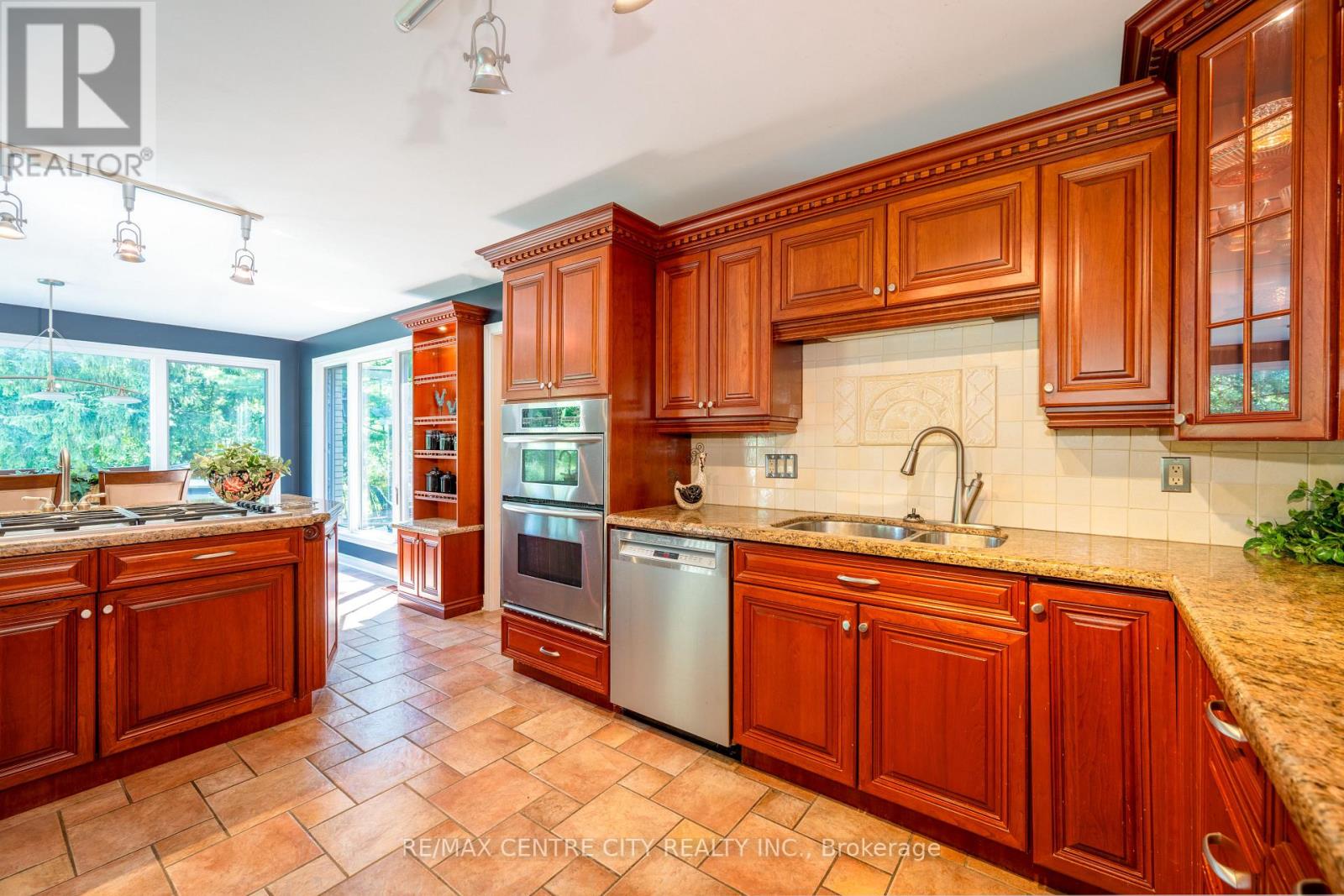 255 MILL POND CRESCENT - 17