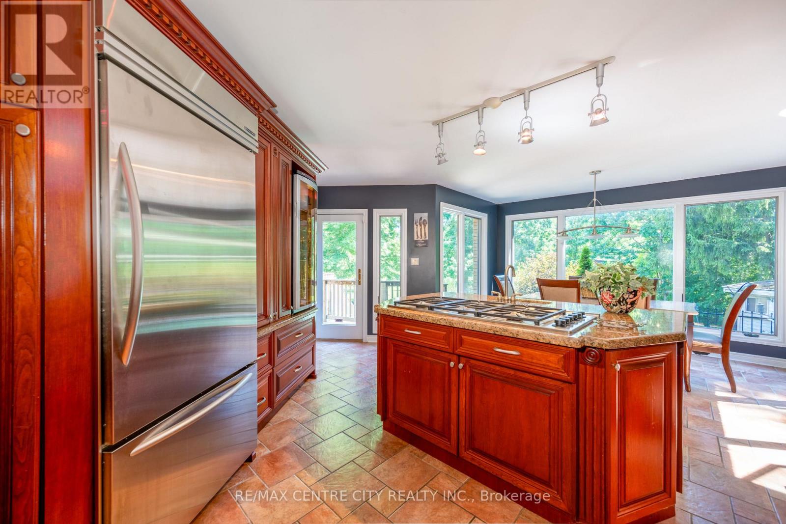 255 MILL POND CRESCENT - 18