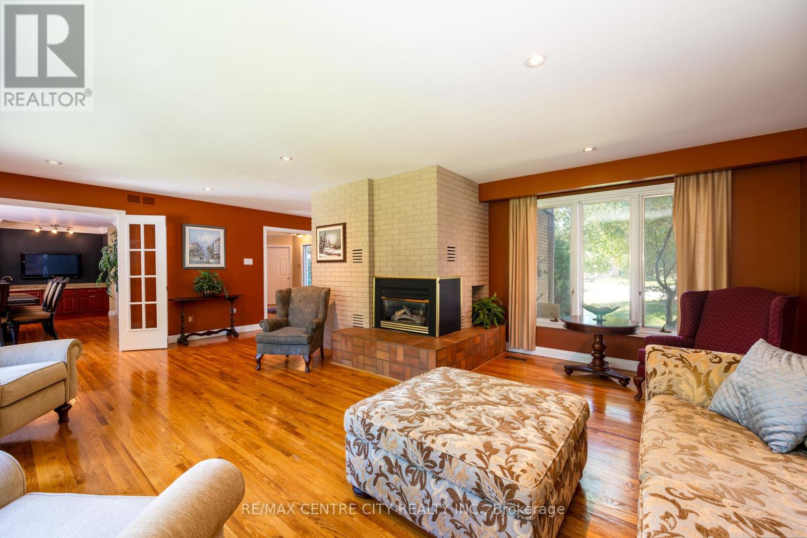 255 MILL POND CRESCENT - 22