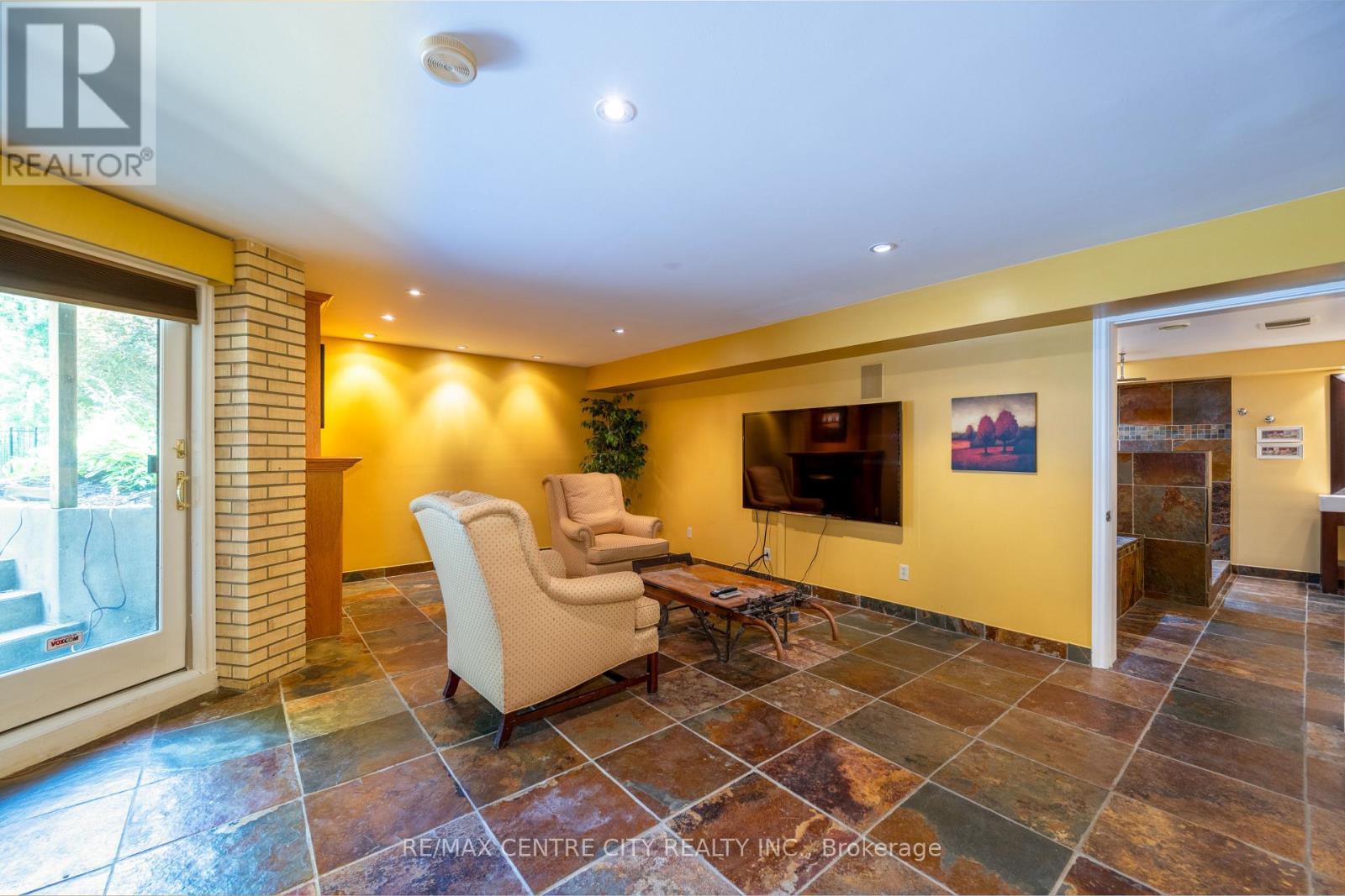 255 MILL POND CRESCENT - 36