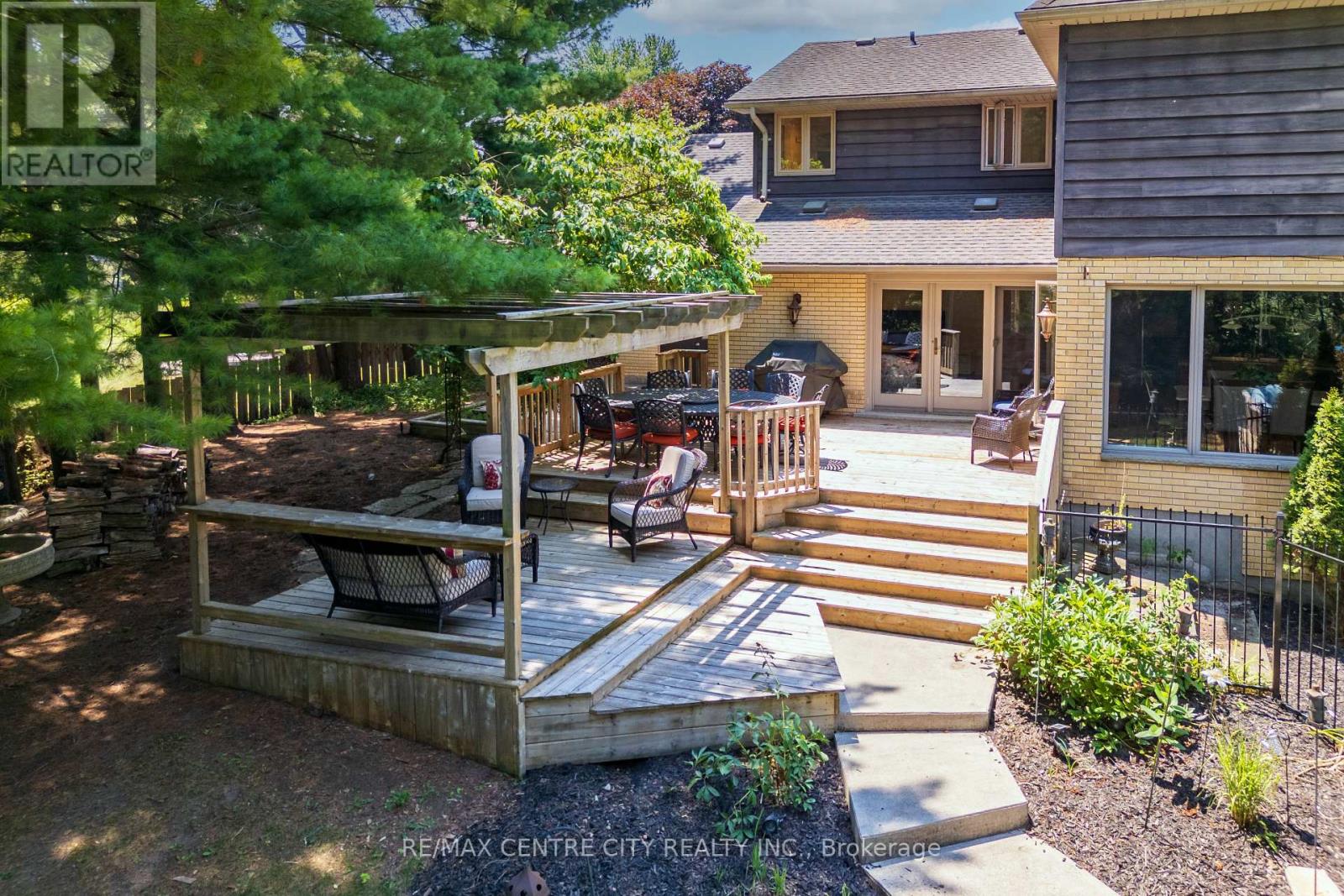 255 MILL POND CRESCENT - 44