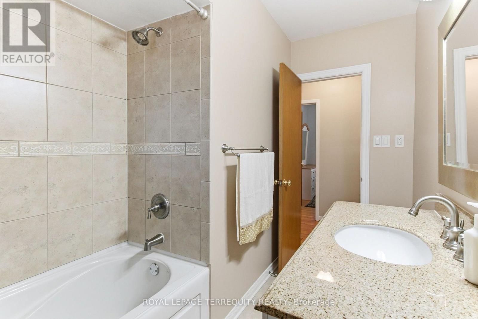 35 SEDGEMOUNT DRIVE - 27