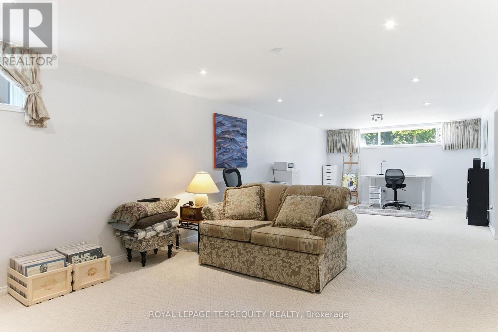 35 SEDGEMOUNT DRIVE - 33