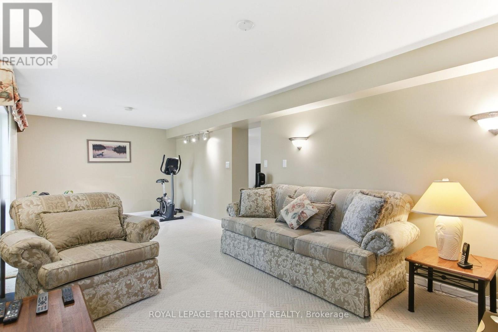35 SEDGEMOUNT DRIVE - 36