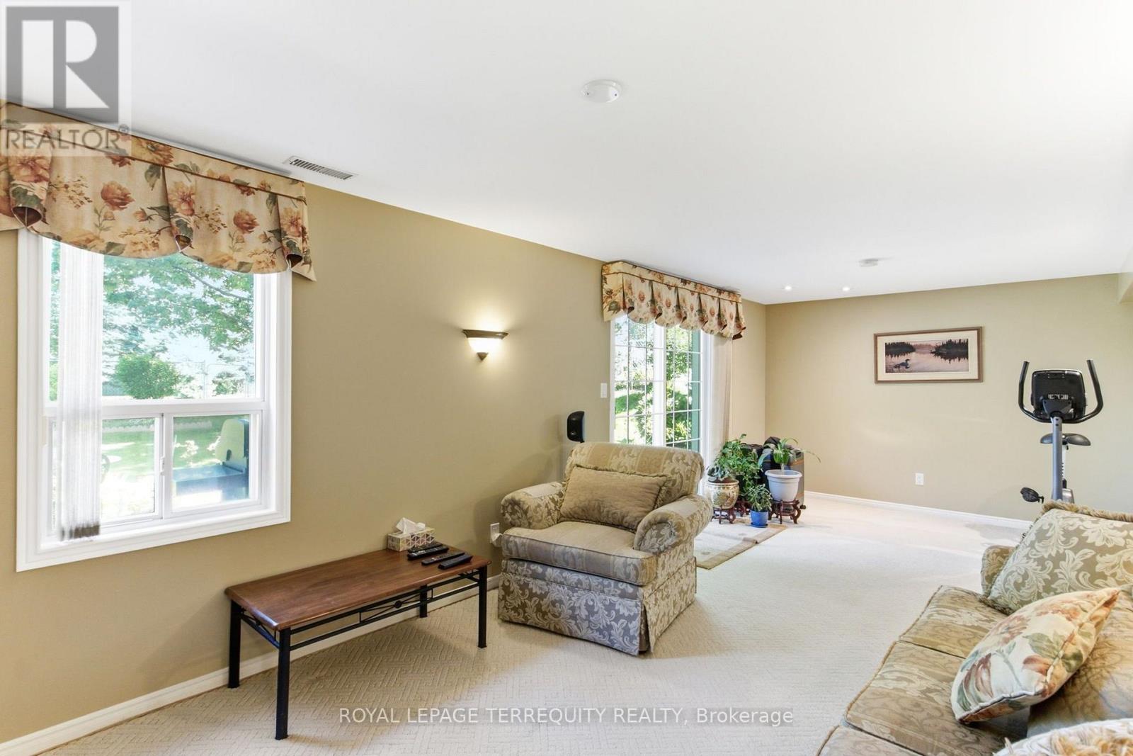 35 SEDGEMOUNT DRIVE - 37