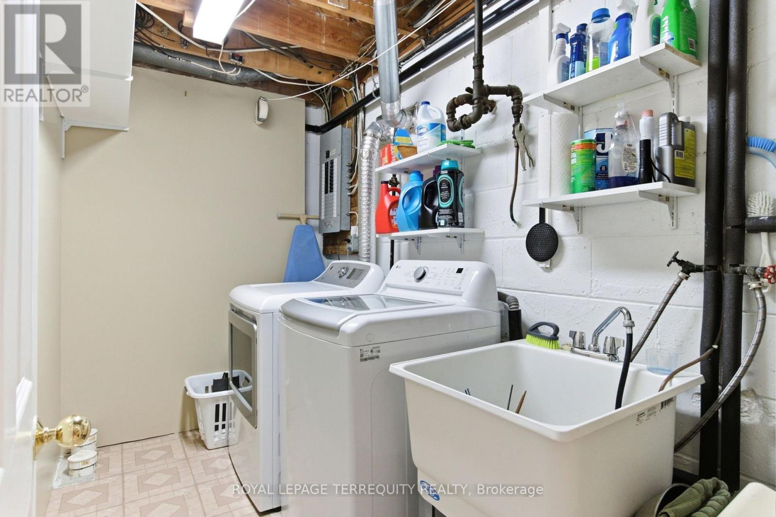 35 SEDGEMOUNT DRIVE - 39