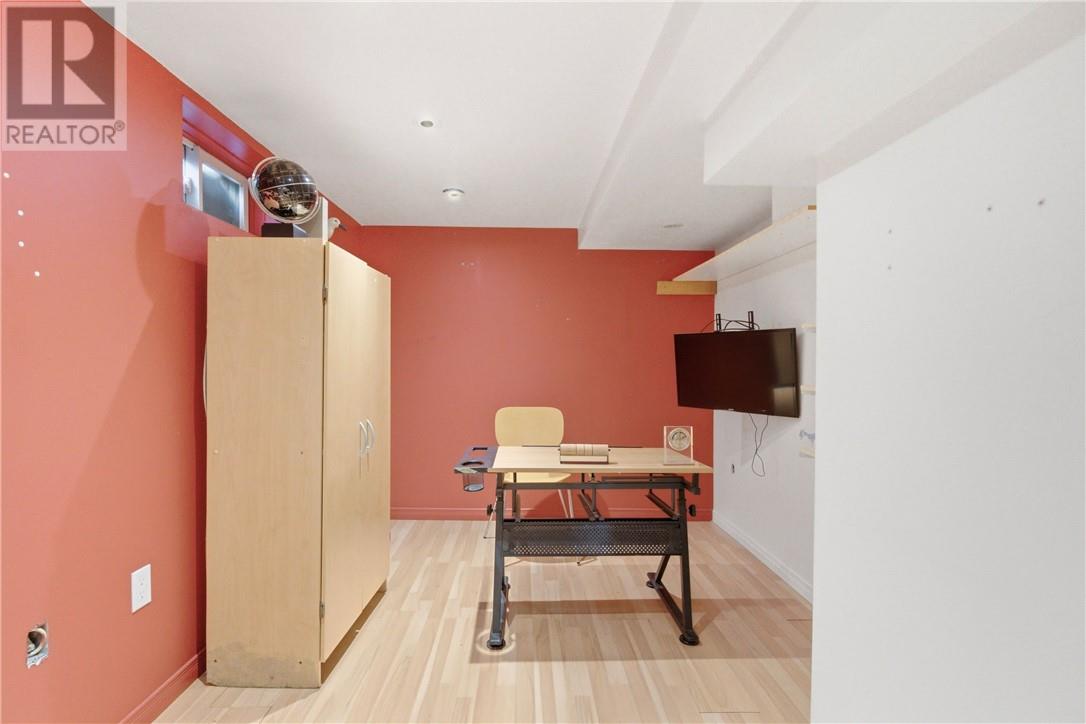 287 HYLAND Drive - Image 13