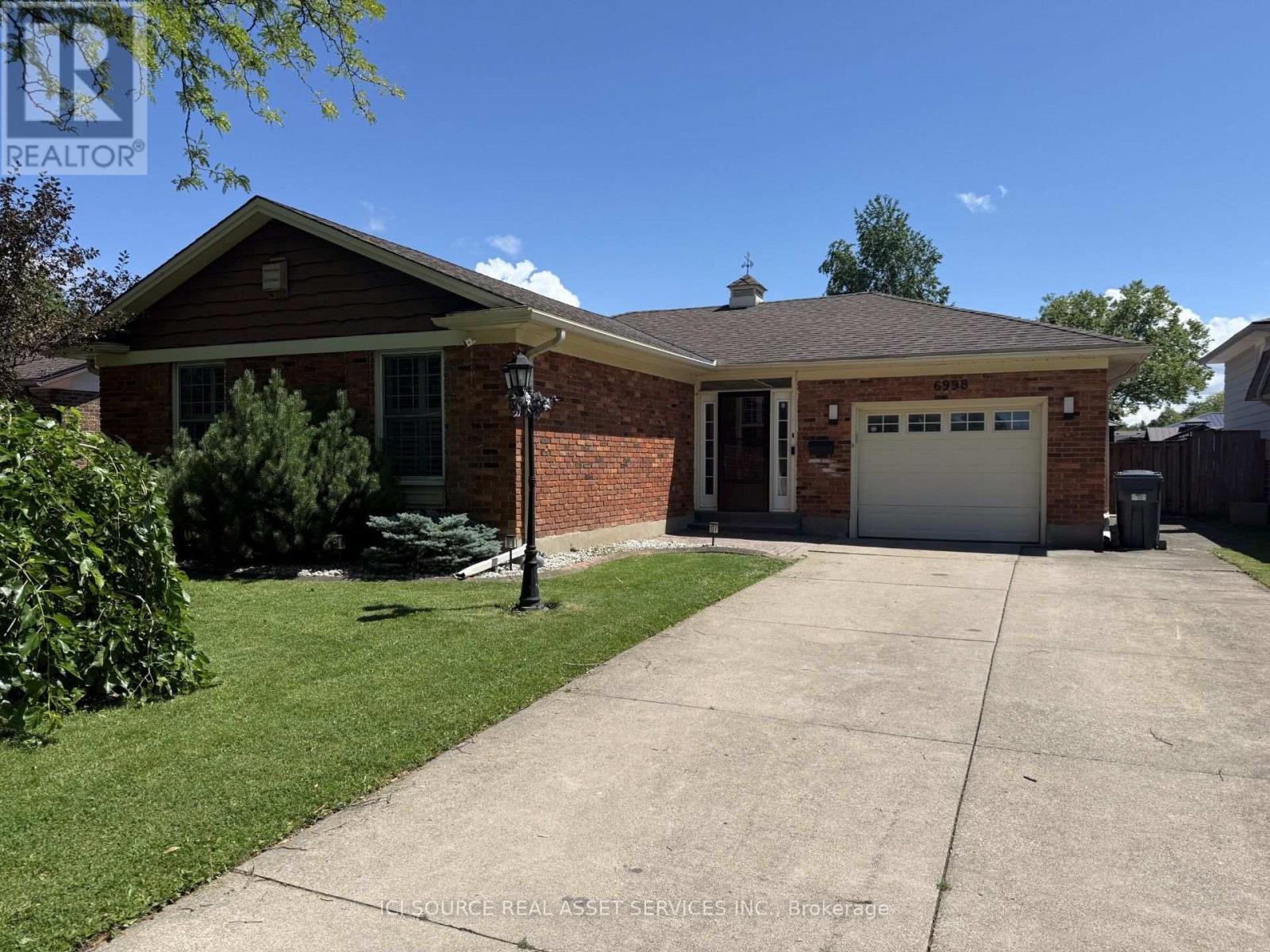 6998 GLENGOWAN CRESCENT - 1
