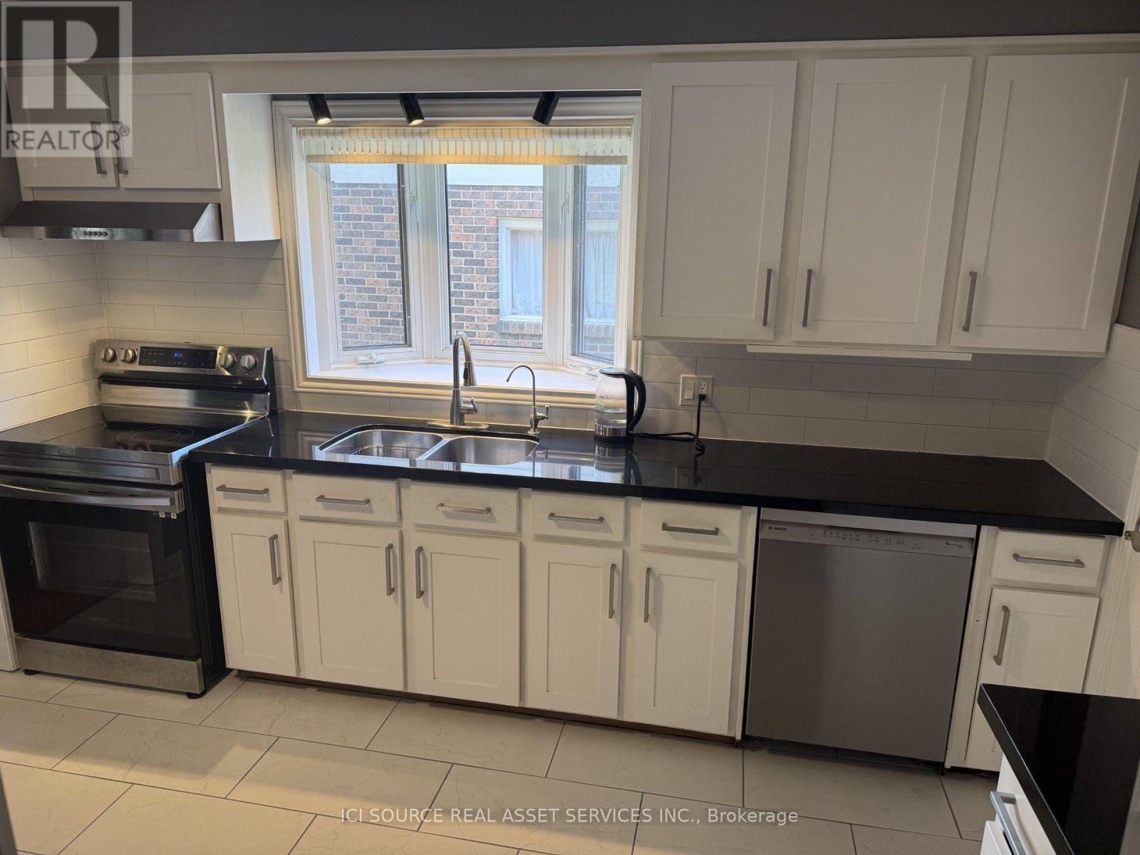 6998 GLENGOWAN CRESCENT - 5