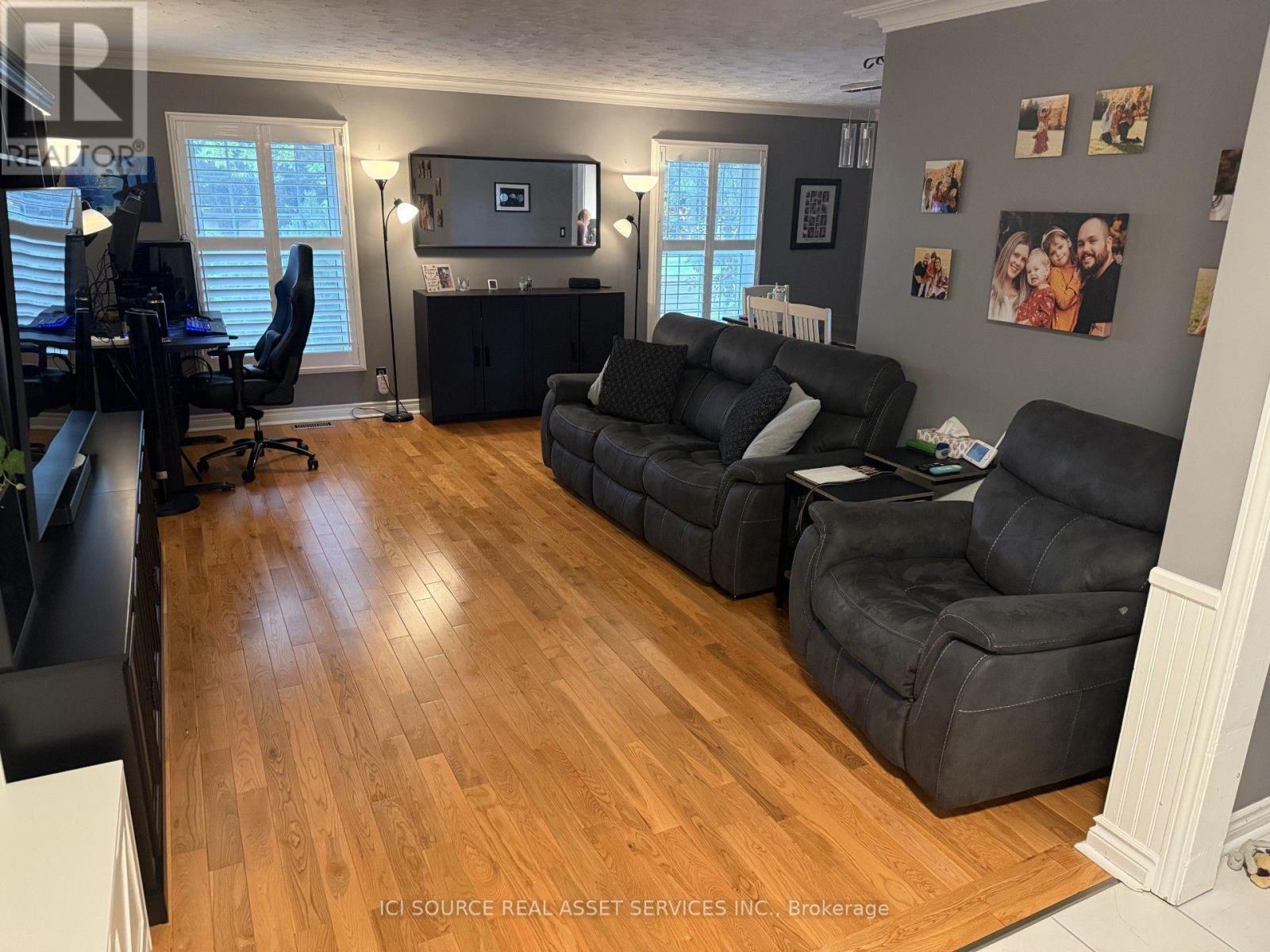 6998 GLENGOWAN CRESCENT - 3