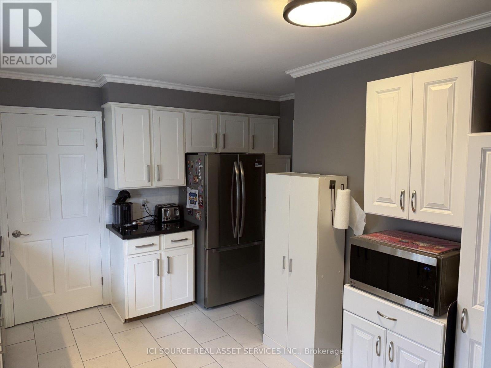6998 GLENGOWAN CRESCENT - 6