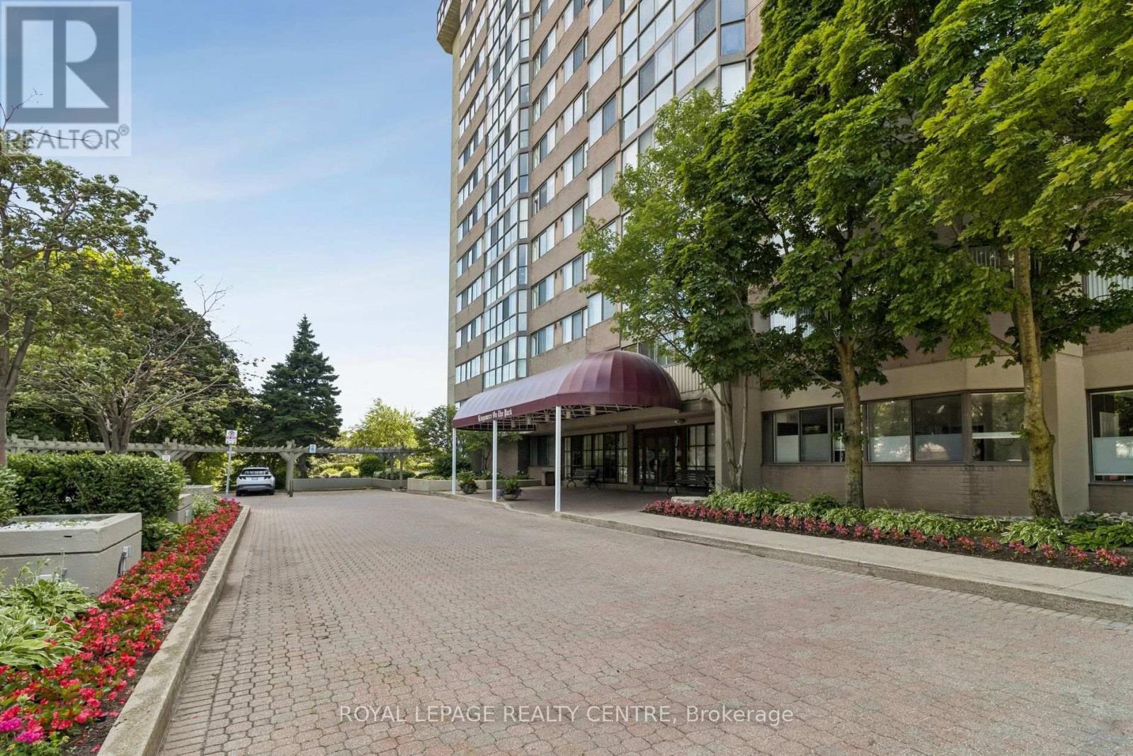 #1006 880 DUNDAS STREET W - 2