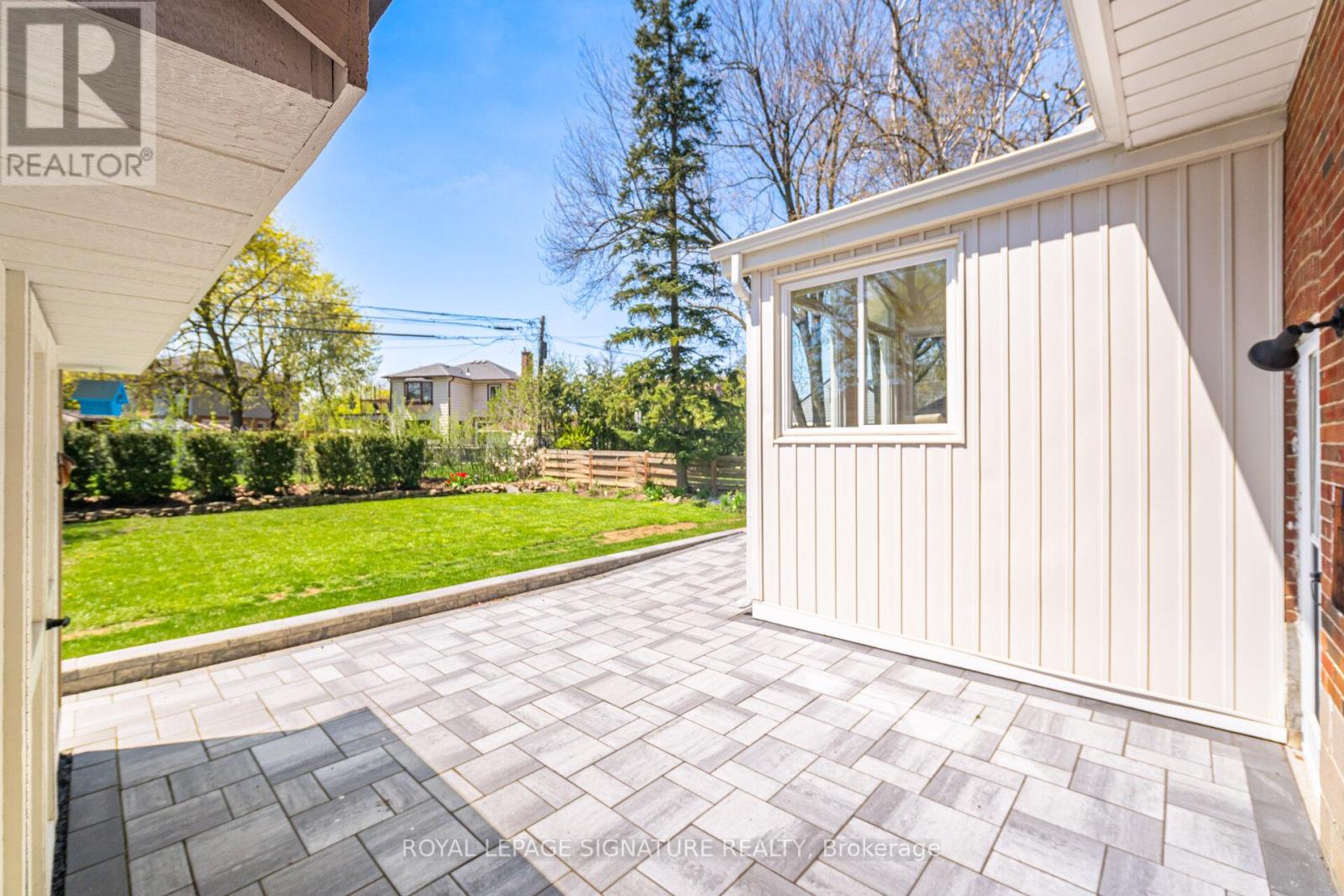18 ERLESMERE AVENUE - 23