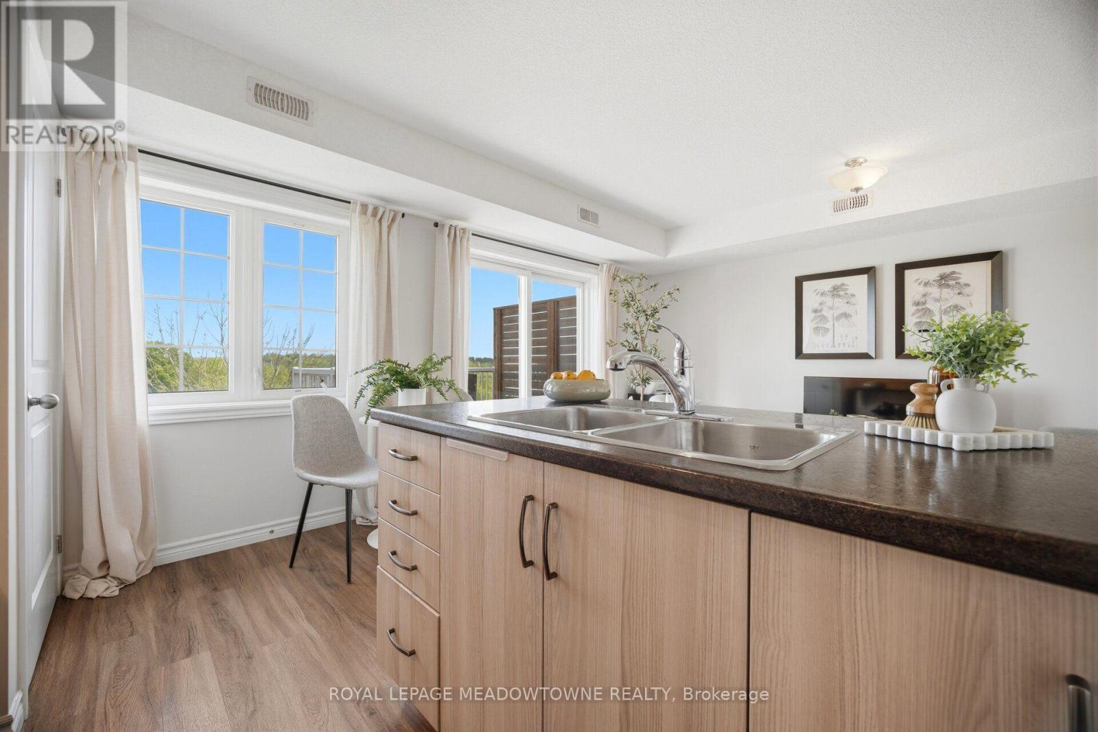 #207 7 CITYVIEW DRIVE S - 33
