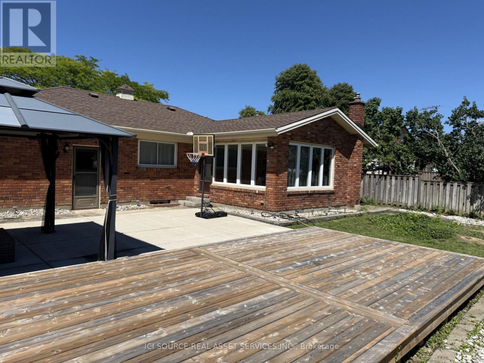 6998 GLENGOWAN CRESCENT - 24