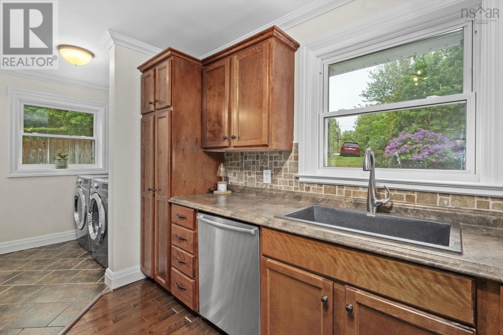 305 Fraser Street - 19