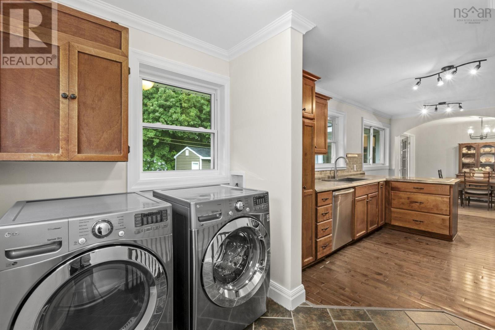 305 Fraser Street - 33