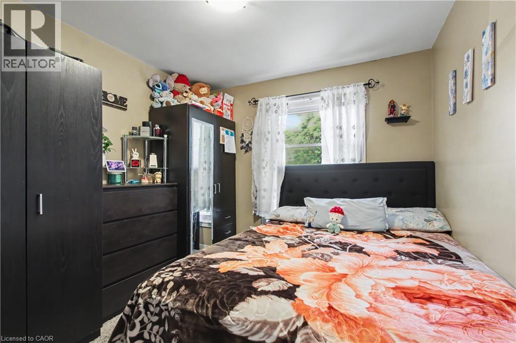 17 HALLMARK Street - 17