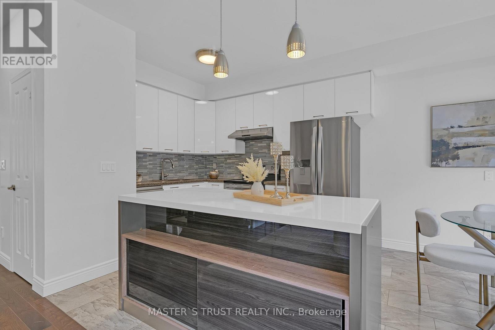 418 THE BRIDLE WALK - 18