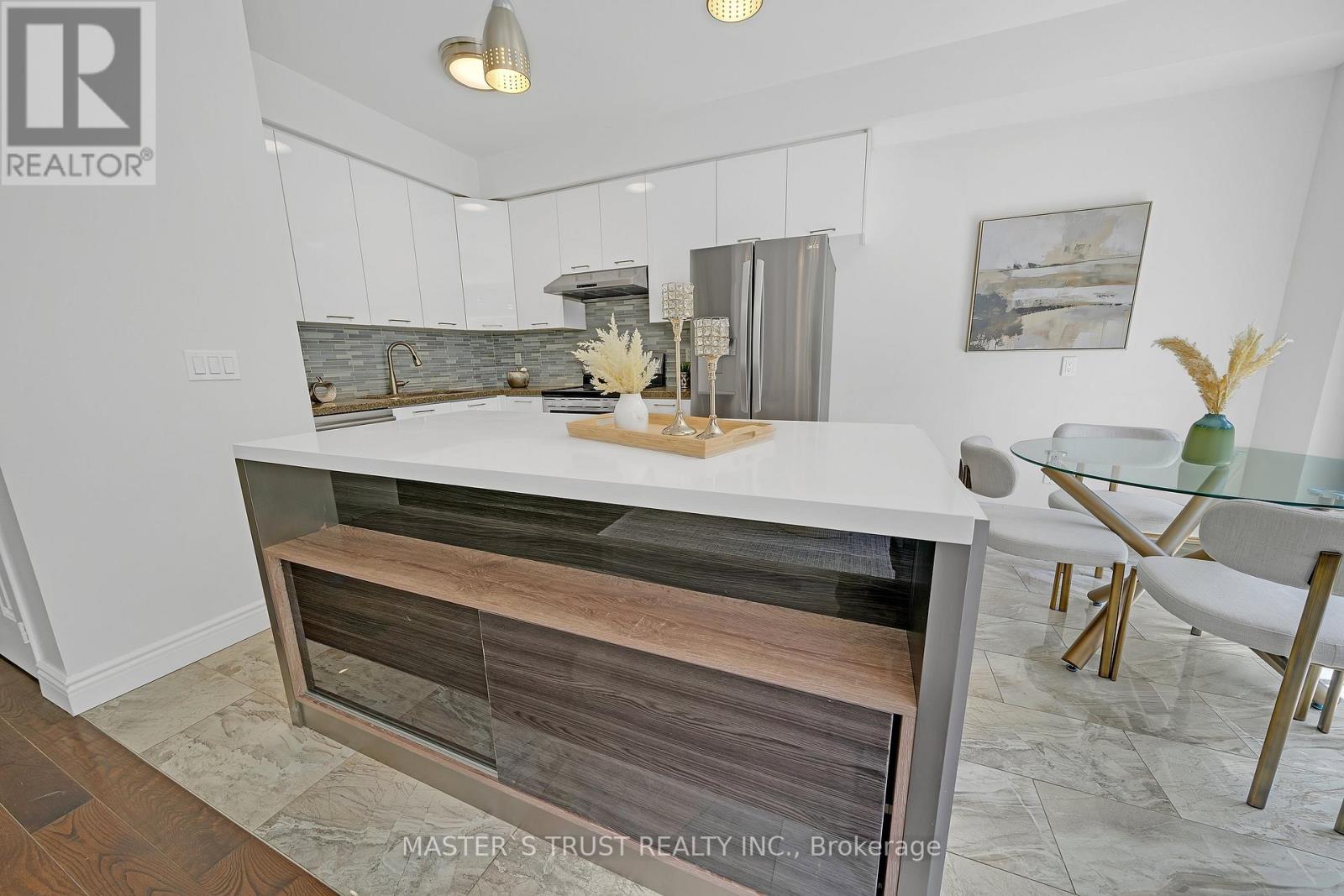 418 THE BRIDLE WALK - 20