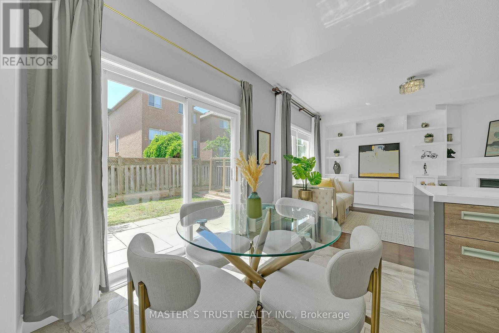 418 THE BRIDLE WALK - 23