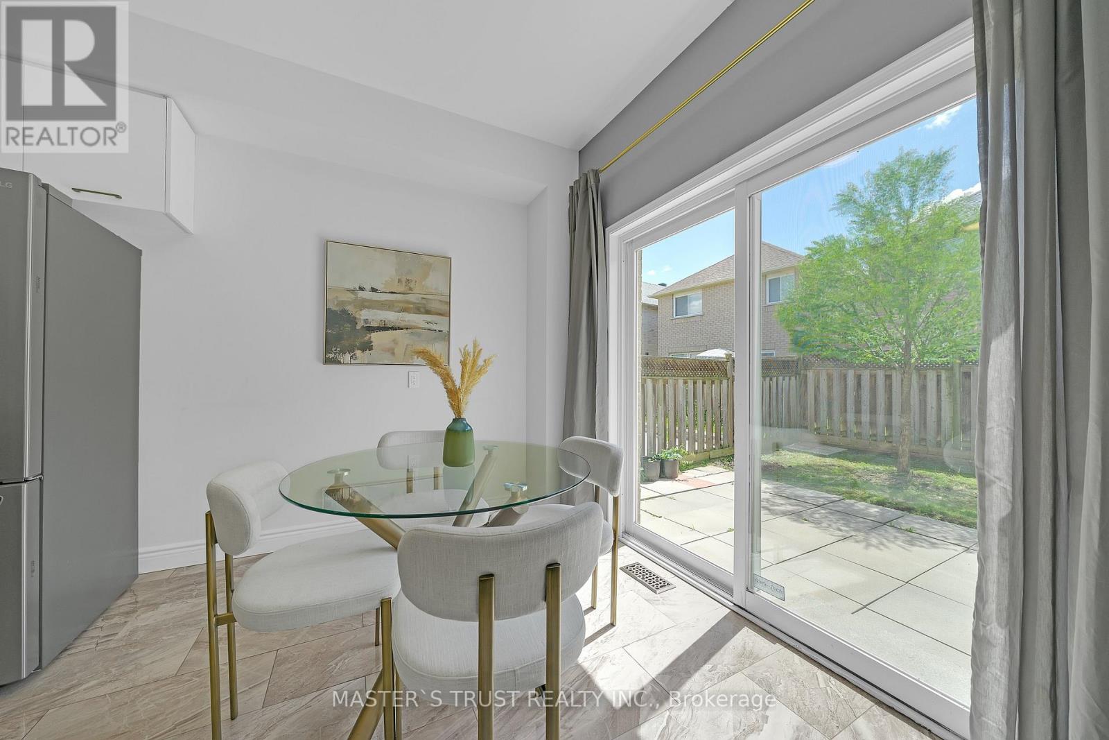 418 THE BRIDLE WALK - 24